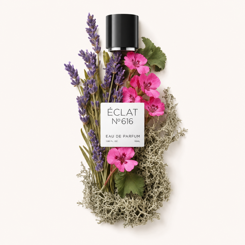 Ein Arrangement aus Muskatellersalbei, Lavendel und rosa Blüten mit einer schwarzen, mit ÉCLAT beschrifteten Kappe, elegant auf weichem Moos platziert.