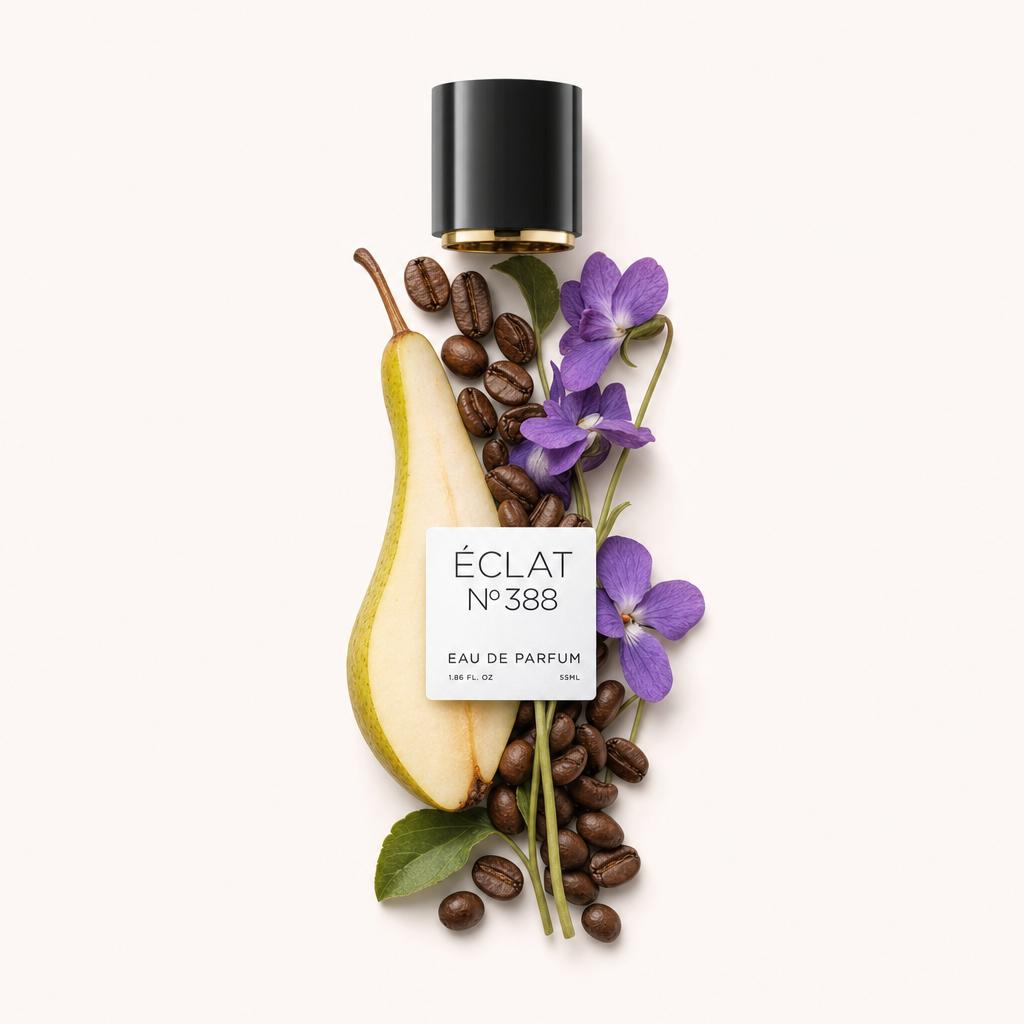 Ein Arrangement aus einer aufgeschnittenen Birne, Kaffeebohnen und violetten Blüten umgibt die originale schwarze Verschlusskappe mit ÉCLAT-Etikett.