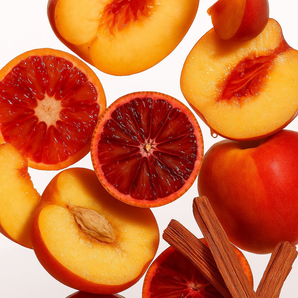 Scheiben von frischem Pfirsich und Blutorange mit Zimtstangen auf weißem Hintergrund, die den Duft von ÉCLAT VIP - Cognac & Peach hervorrufen.