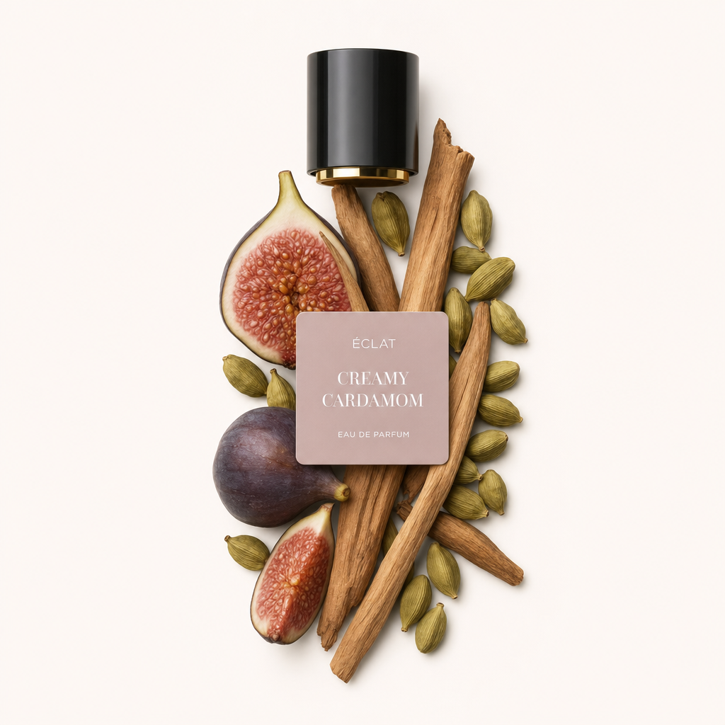 Ein Arrangement aus frischen Feigen, Zimtstangen und Kardamomkapseln umgibt die originale schwarze Verschlusskappe mit Etikett von ÉCLAT Creamy Cardamom.