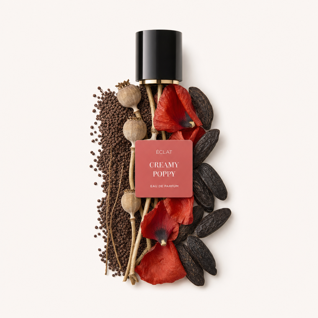 Eine schwarze Verschlusskappe mit Etikett auf einem kunstvollen Arrangement aus Mohnblüten, Vanilleschoten und Samen. Das Etikett zeigt ÉCLAT Creamy Poppy.