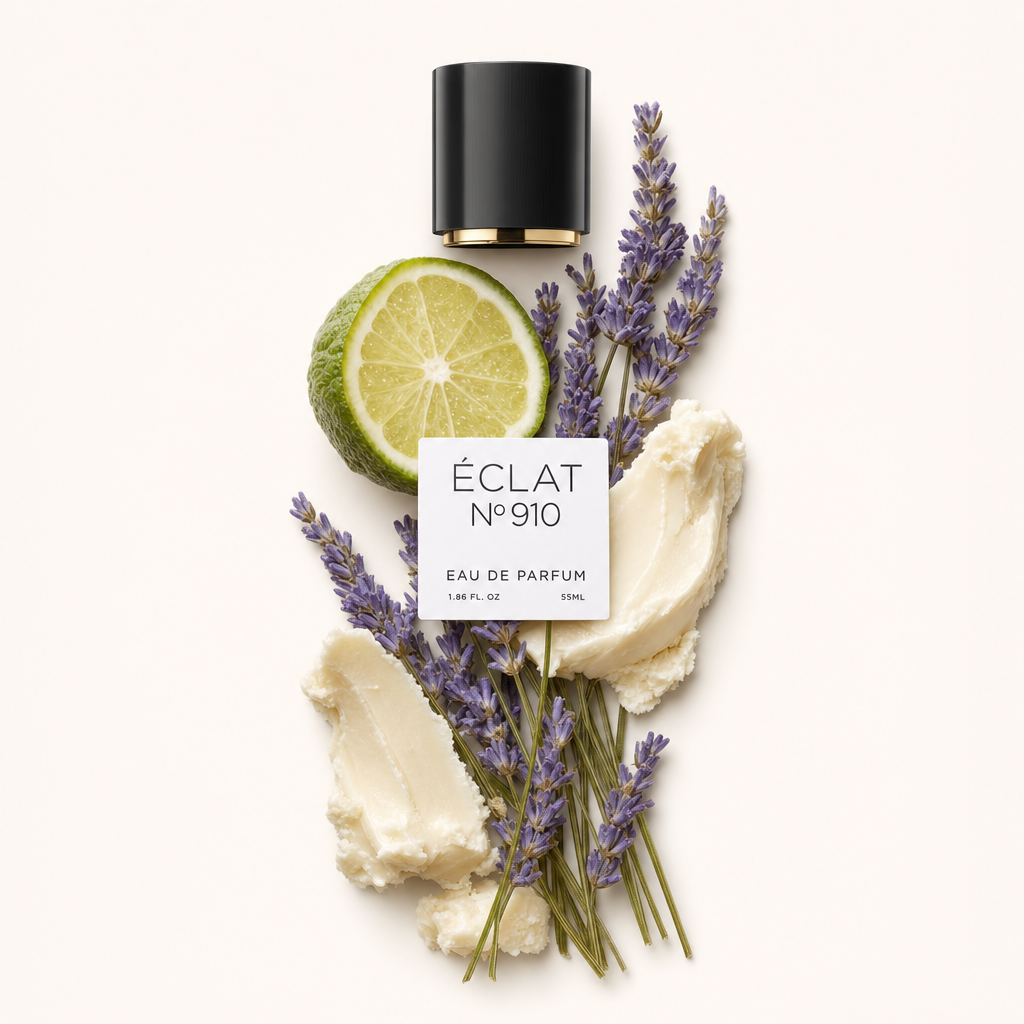 Ein Arrangement aus frischen Lavendelzweigen, einer geschnittenen Limette und weicher Creme neben der originalen schwarzen Kappe mit ÉCLAT Etikett.