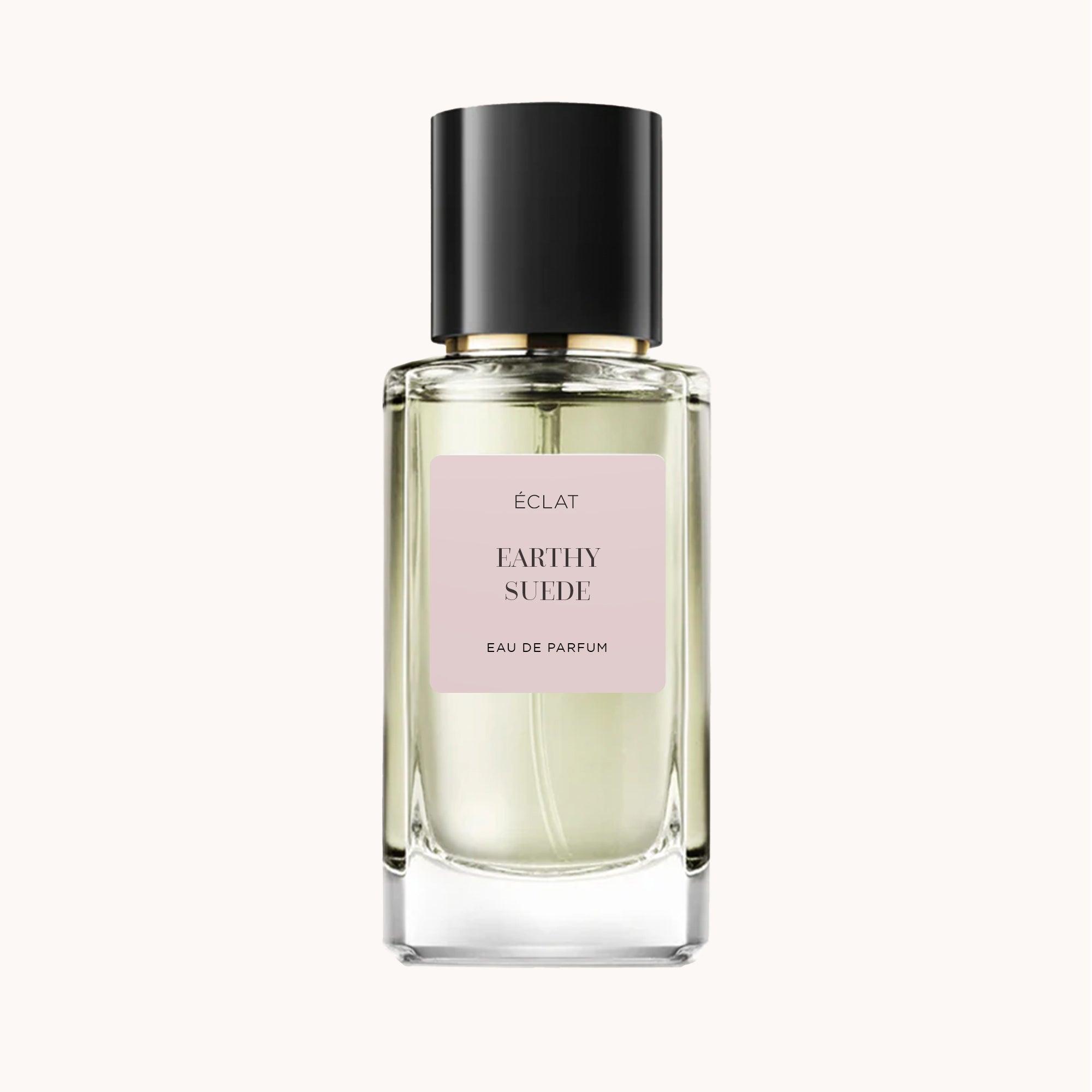 Das ÉCLAT Earthy Suede Parfum präsentiert sich in einem facettierten Glasflakon mit softrosa mattem Etikett und glänzendem schwarzem Verschluss.