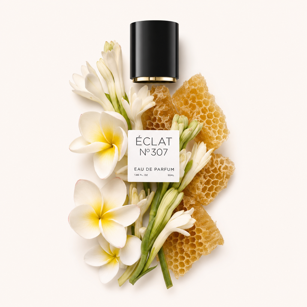 Arrangement aus weißen Blüten und Bienenwaben um eine schwarze Kappe mit ÉCLAT Floral Beeswax Etikett.