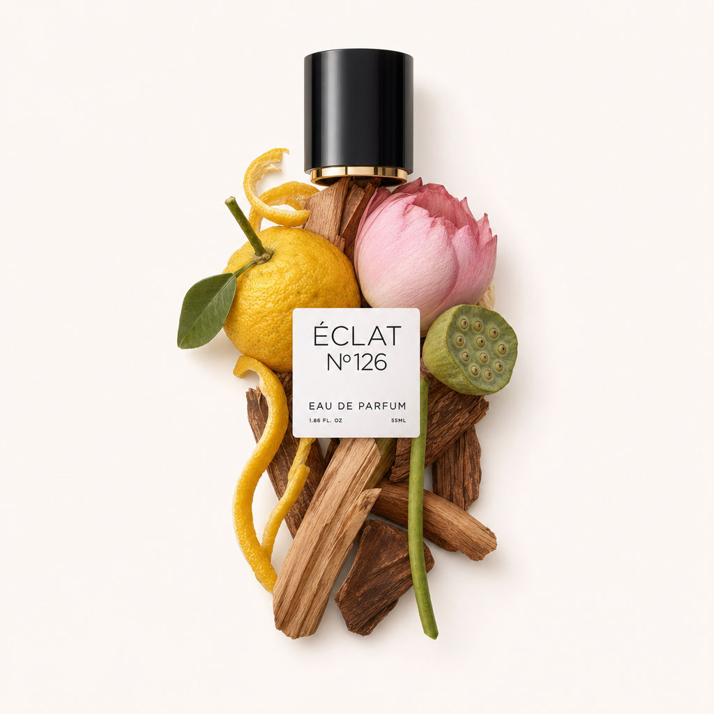 Ein kunstvolles Arrangement aus frischer Pfingstrose, Zitrusschale und Holzakzenten umgibt eine schwarze Kappe mit einem Etikett von ÉCLAT Fresh Peony.
