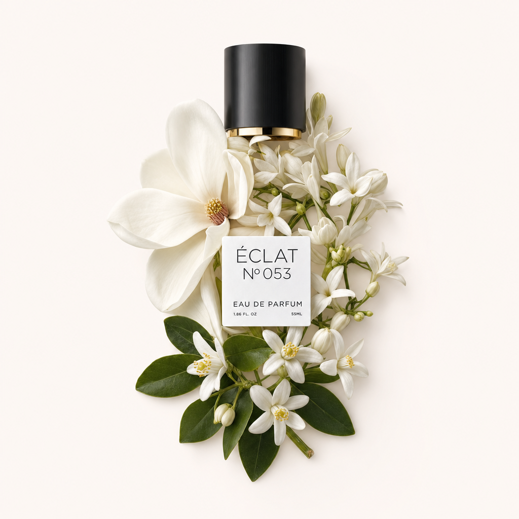 Ein Arrangement aus frischen weißen Blüten mit ÉCLAT schwarzer Kappe und Etikett auf neutralem Hintergrund.