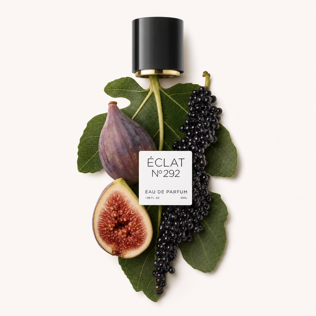 Eine schwarze Kappe mit Etikett liegt über einem von Hand arrangierten Ensemble aus Feigen, Feigenblättern und schwarzen Johannisbeeren, das ÉCLAT Fruity Fig repräsentiert.
