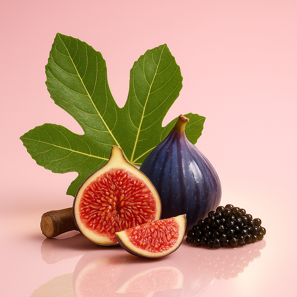 Ein Feigenblatt, ganze und geschnittene Feigen und schwarze Perlen, elegant auf einer reflektierenden rosa Oberfläche arrangiert.