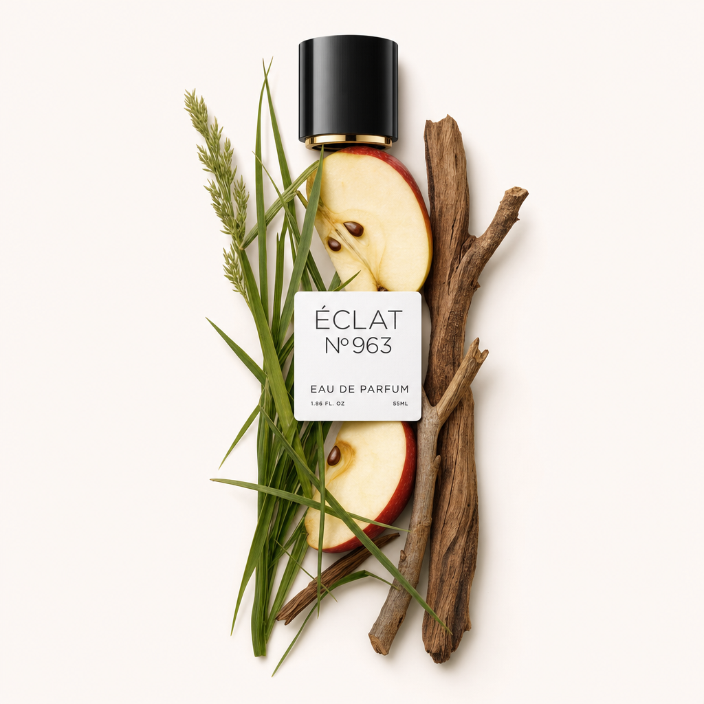 Ein Arrangement aus Apfelscheiben, frischem Gras und Holzstöcken umgibt eine schwarze Kappe mit einem Etikett für ÉCLAT Fruity Grass.