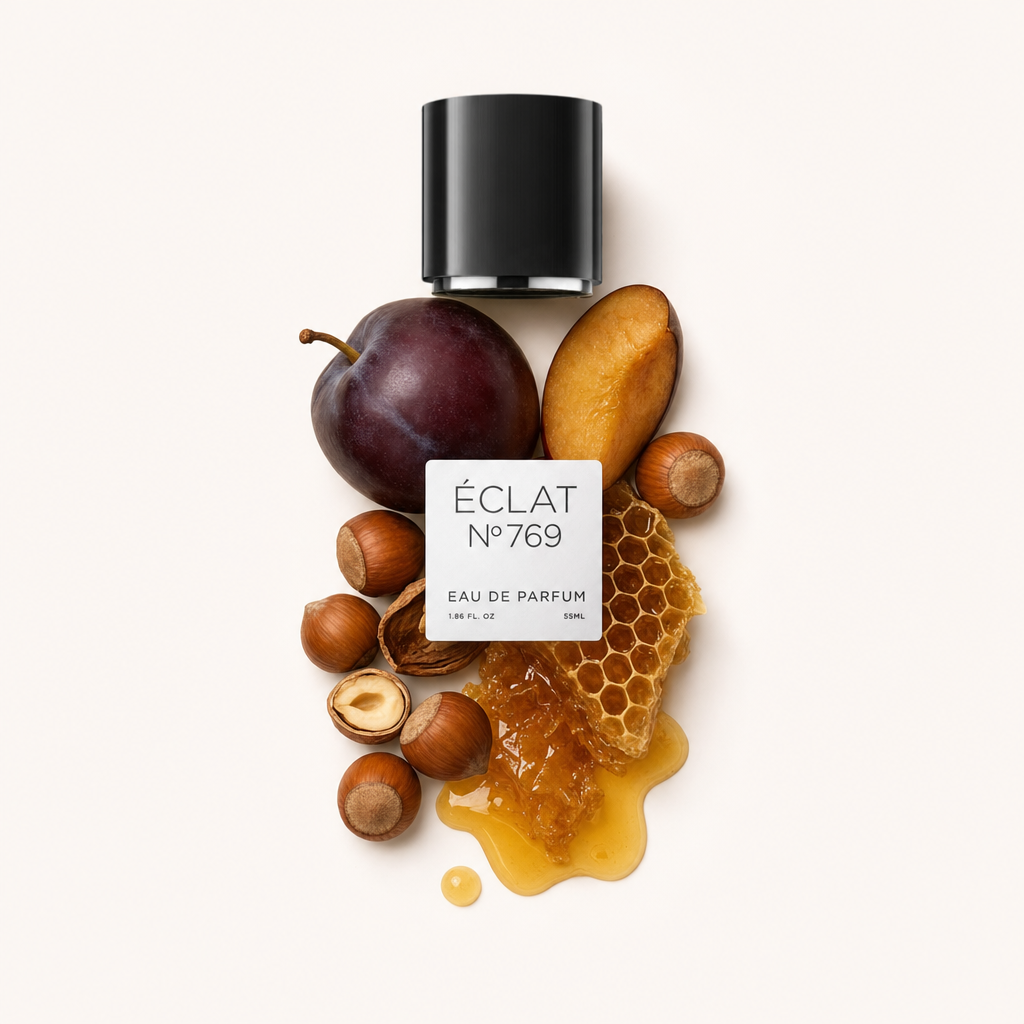 Ein Arrangement aus reifer Pflaume, Haselnüssen, Waben und Honig umgibt eine schwarze Kappe mit ÉCLAT-Etikett.