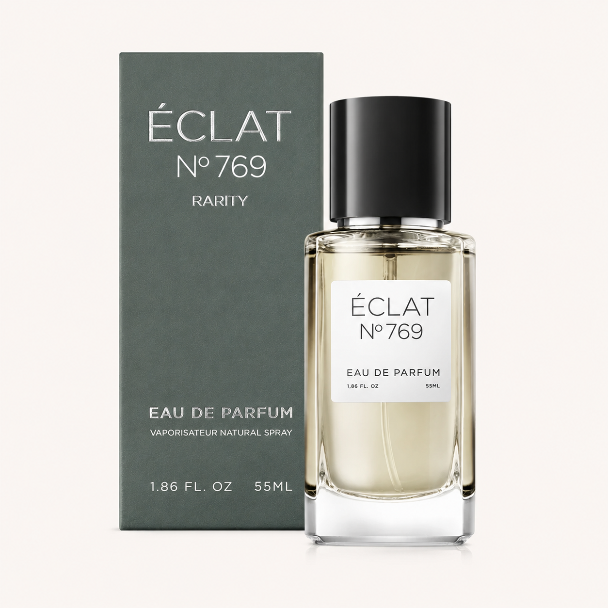 Der Duft ÉCLAT Fruity Hazelnut präsentiert sich in einem schlanken Glasflakon mit schwarzer Kappe, begleitet von einer eleganten Box.