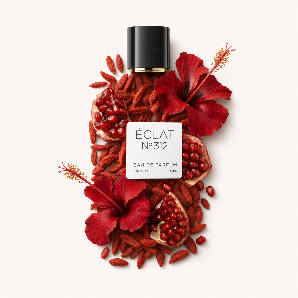 Ein zartes Arrangement aus leuchtend roten Hibiskusblüten, Granatapfelsamen und Gojibeeren umgibt die originale schwarze Kappe mit ÉCLAT Fruity Hibiskus Etikett.