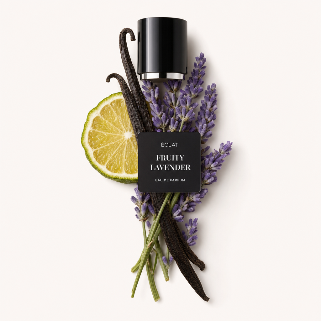 Ein Arrangement aus Vanilleschoten, Lavendelzweigen und einer Limettenscheibe umgibt eine schwarze Kappe mit ÉCLAT Fruity Lavender Etikett.