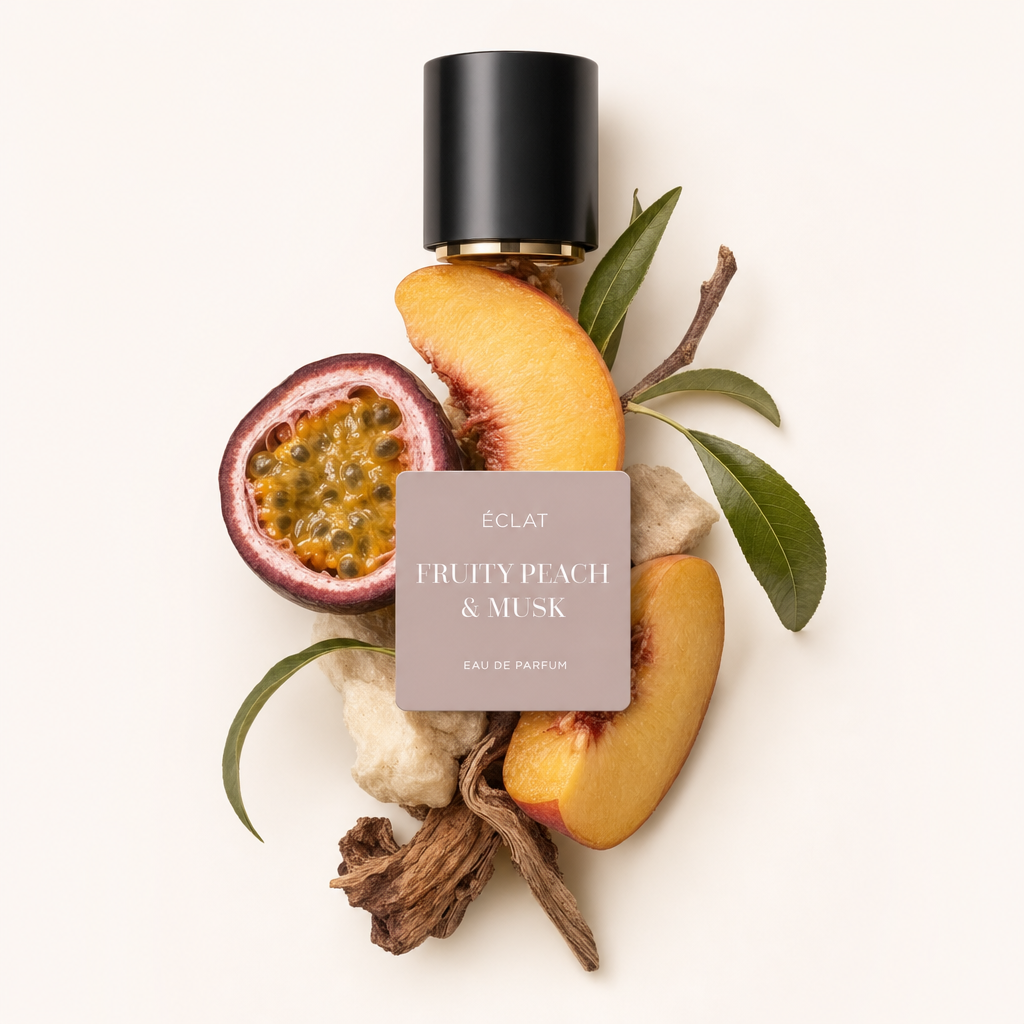 Ein Arrangement aus Pfirsichscheiben, Passionsfrucht, grünen Blättern und holzigen Elementen umgibt die schwarze Kappe mit dem Etikett von ÉCLAT Fruity Peach & Musk.