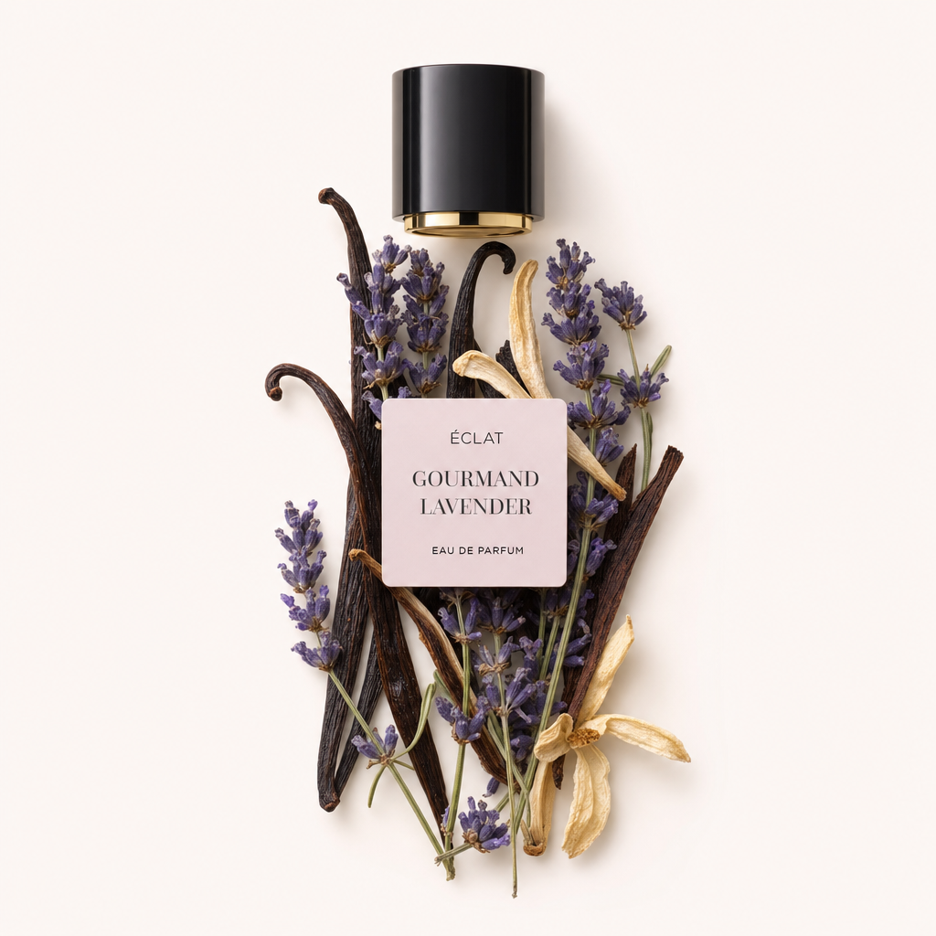 Ein Arrangement aus Lavendelzweigen, Vanilleschoten und getrockneten Blütenblättern umgibt eine schwarze Kappe mit goldfarbenem Akzent, beschriftet mit ÉCLAT Gourmand Lavender.