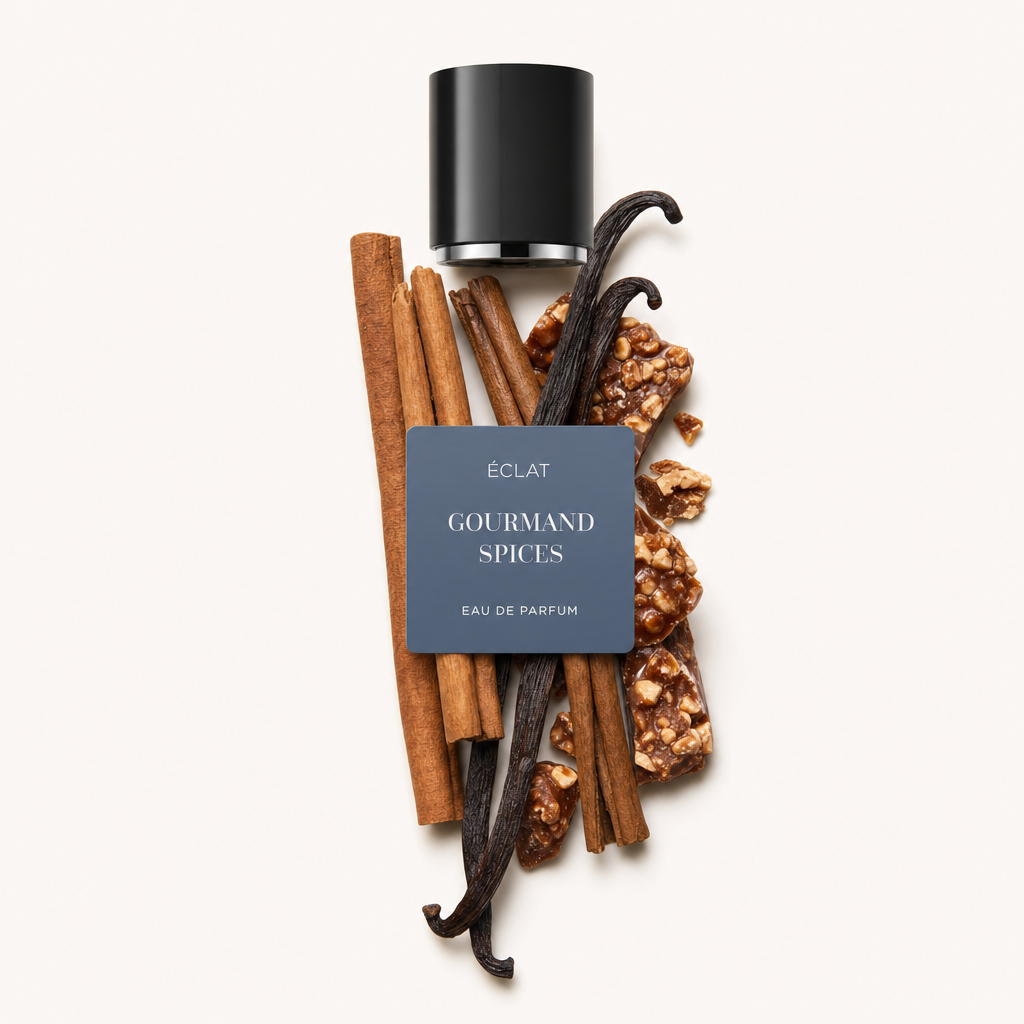 Ein Arrangement aus Vanilleschoten, Zimtstangen und Karamellstücken mit einer schwarzen Kappe, beschriftet mit ÉCLAT Gourmand Spices.