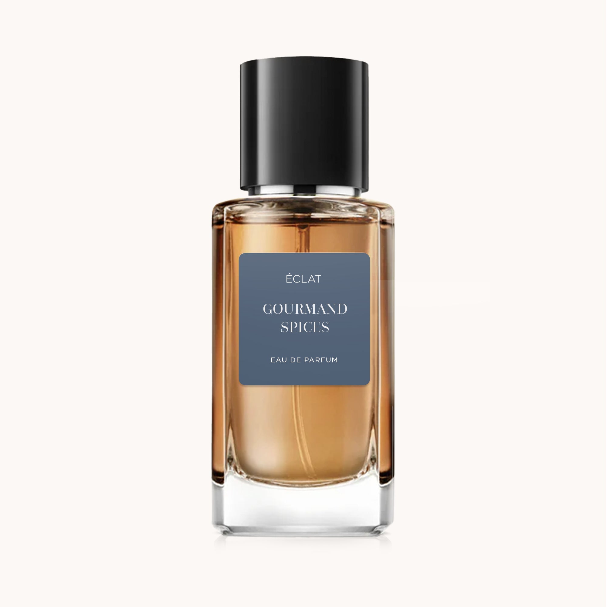 Ein facettierter Glasflakon von ÉCLAT Gourmand Spices mit einer eleganten schwarzen Kappe und einem grauen Etikett.