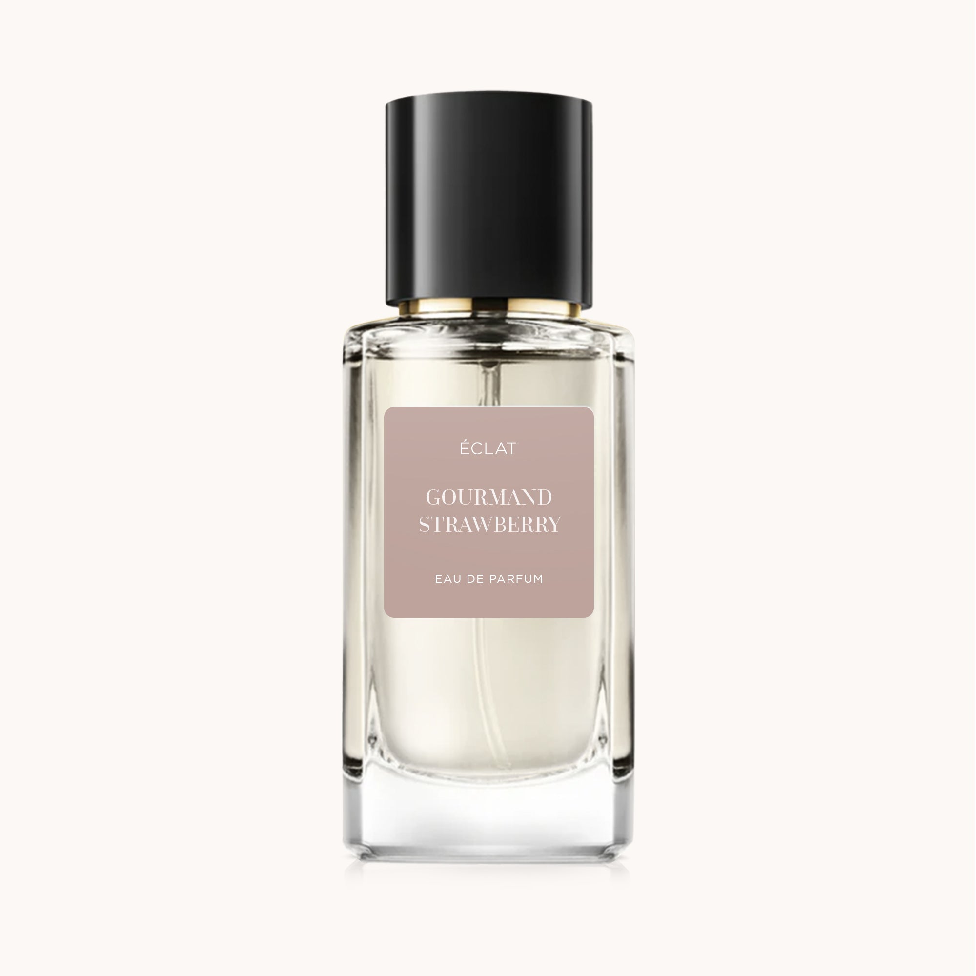 ÉCLAT Gourmand Strawberry Parfum in einem facettierten Glasflakon mit schwarzem Verschluss und mattem Etikett.