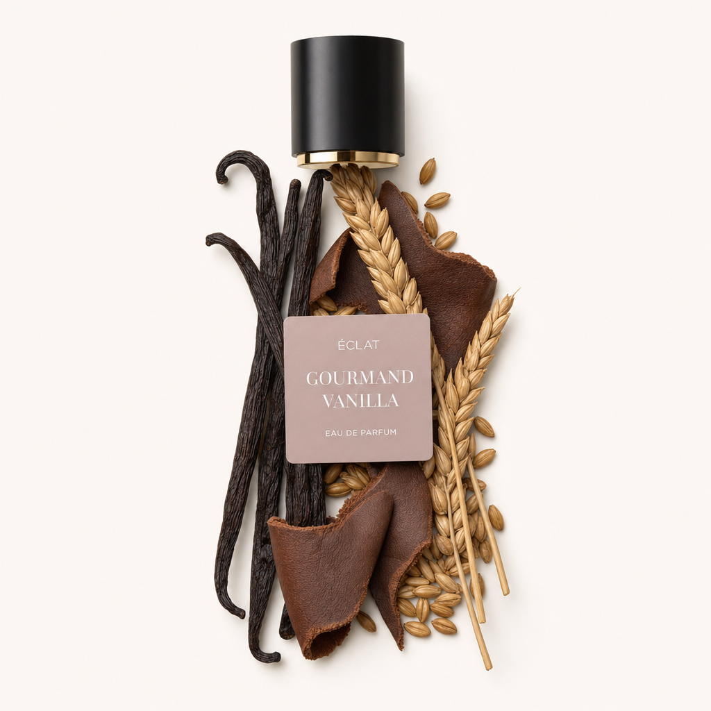 Ein Arrangement aus Vanilleschoten, Weizenhalmen und Lederstücken mit einer schwarzen Kappe, die das Etikett ÉCLAT Gourmand Vanilla zeigt.
