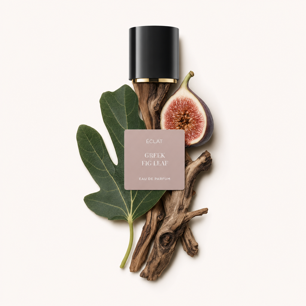 Ein Arrangement aus Feigenblättern, einer aufgeschnittenen Feige und Treibholz, kunstvoll mit dem schwarzen Verschluss und Etikett von ÉCLAT Greek Fig Leaf darüber platziert.