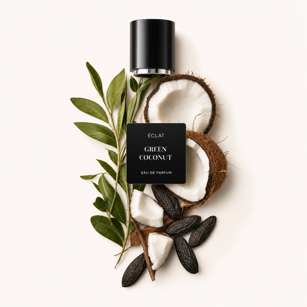 Ein Arrangement aus Kokosnussschalen und Blättern umgibt eine schwarze Verschlusskappe mit ÉCLAT Green Coconut Etikett.