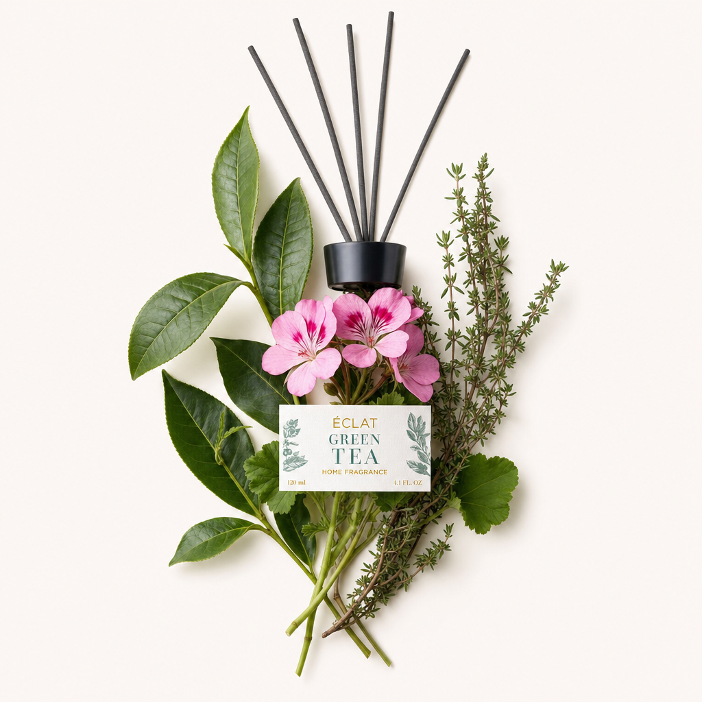 Ein Arrangement aus Grünteeblättern, pinken Blüten und Thymian umgibt eine schwarze Verschlusskappe mit ÉCLAT Green Tea Etikett.