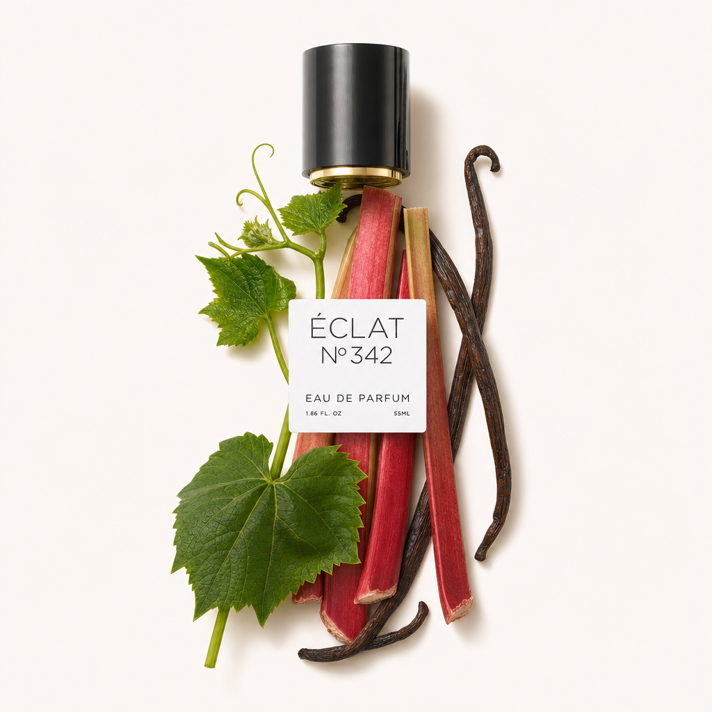 Ein Arrangement aus Rhabarberstangen, Vanilleschoten und Weinblättern umrahmt eine schwarze Kappe mit Etikett, das ÉCLAT Green Vanilla darstellt.
