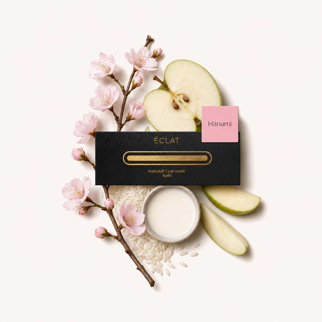 Ein Arrangement aus Kirschblüten, Apfelscheiben, Reiskörnern und einer kleinen Schale mit Creme, mit einer schwarzen ÉCLAT-Kappe beschriftet 'Hanami'.