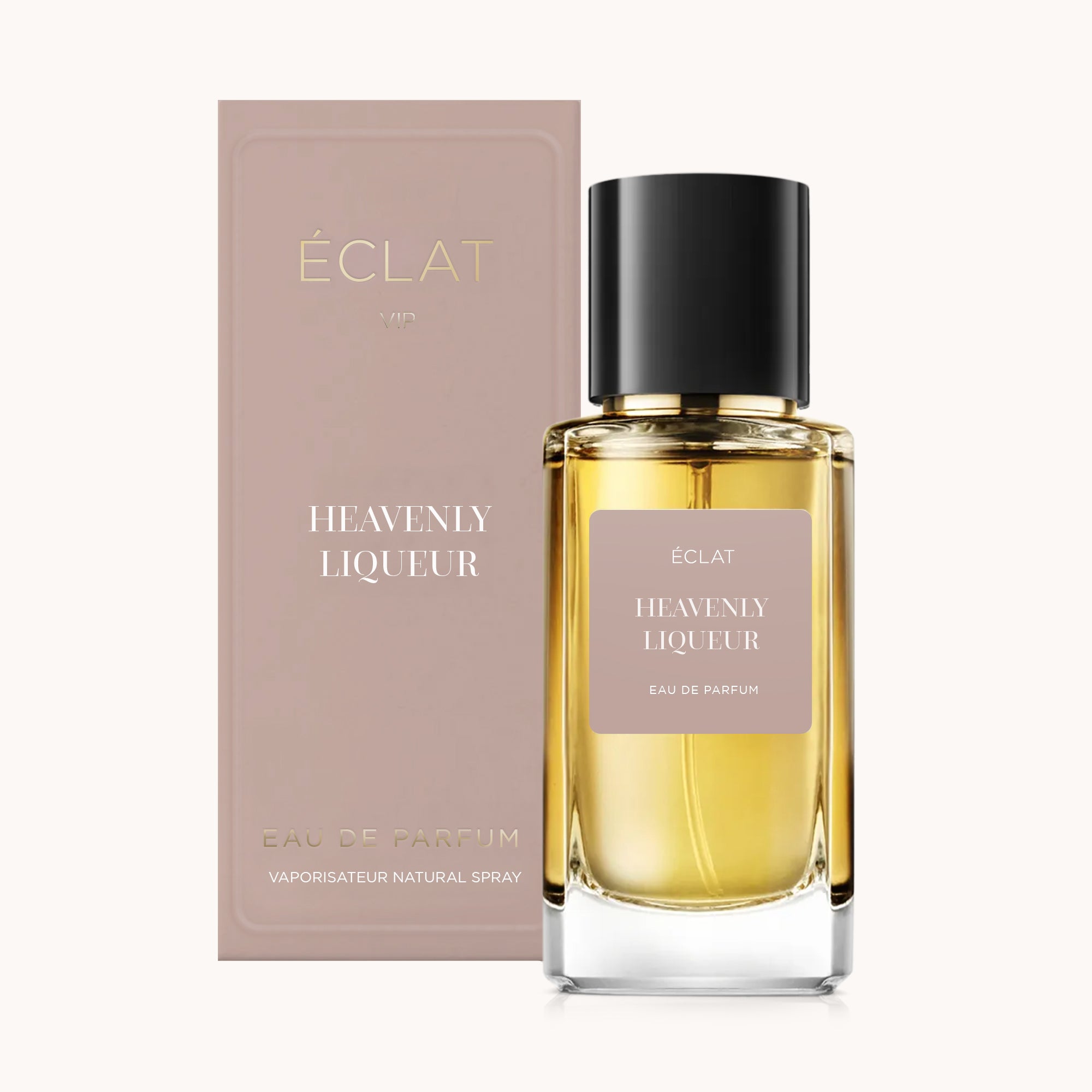 Das Parfum ÉCLAT Heavenly Liqueur VIP wird in einem facettierten Glasflakon mit mattem Etikett und einem schlanken schwarzen Verschluss präsentiert, begleitet von einer edlen beigen Box.