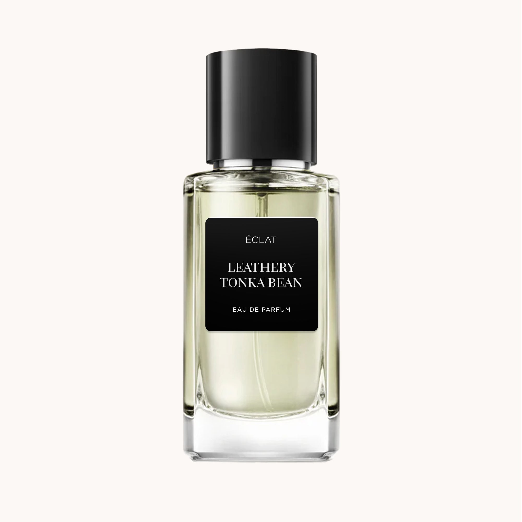 Ein facettierter Glasflakon von ÉCLAT Leathery Tonka Bean mit mattschwarzem Etikett und passender Kappe.