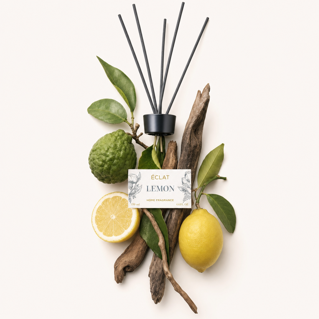 Ein Arrangement aus Zitronen, Bergamotte und Holzstücken, umgeben von einer schwarzen Kappe mit Stäbchen und einem Etikett für ÉCLAT Lemon Room Fragrance Sticks.