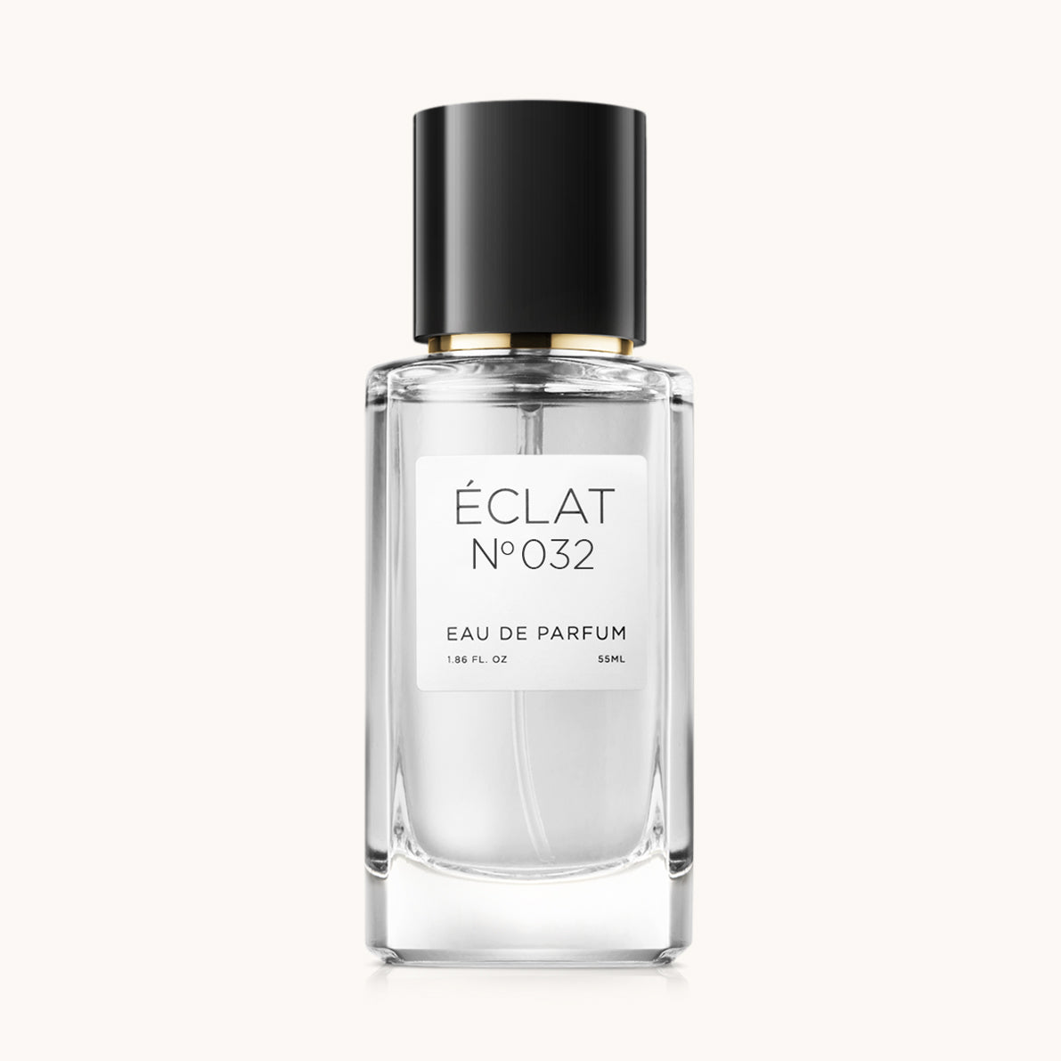 Das ÉCLAT Light Ambroxide Parfum präsentiert sich in einem facettierten Glasflakon mit schlanker schwarzer Kappe und mattem Etikett.