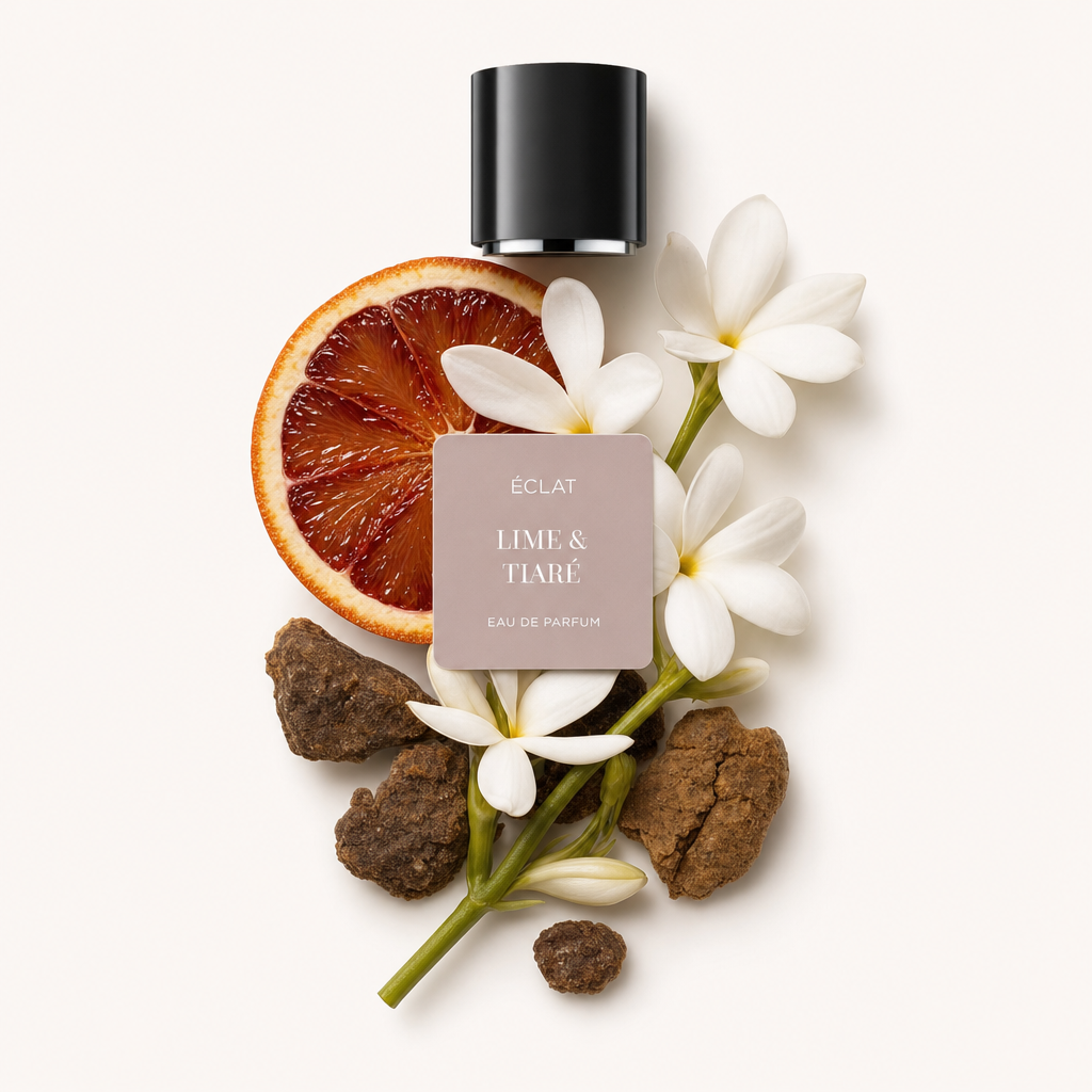 Ein Arrangement aus Limette, Tiaré-Blüten und erdigen Noten, darüber eine schwarze ÉCLAT Lime & Tiaré-Kappe.