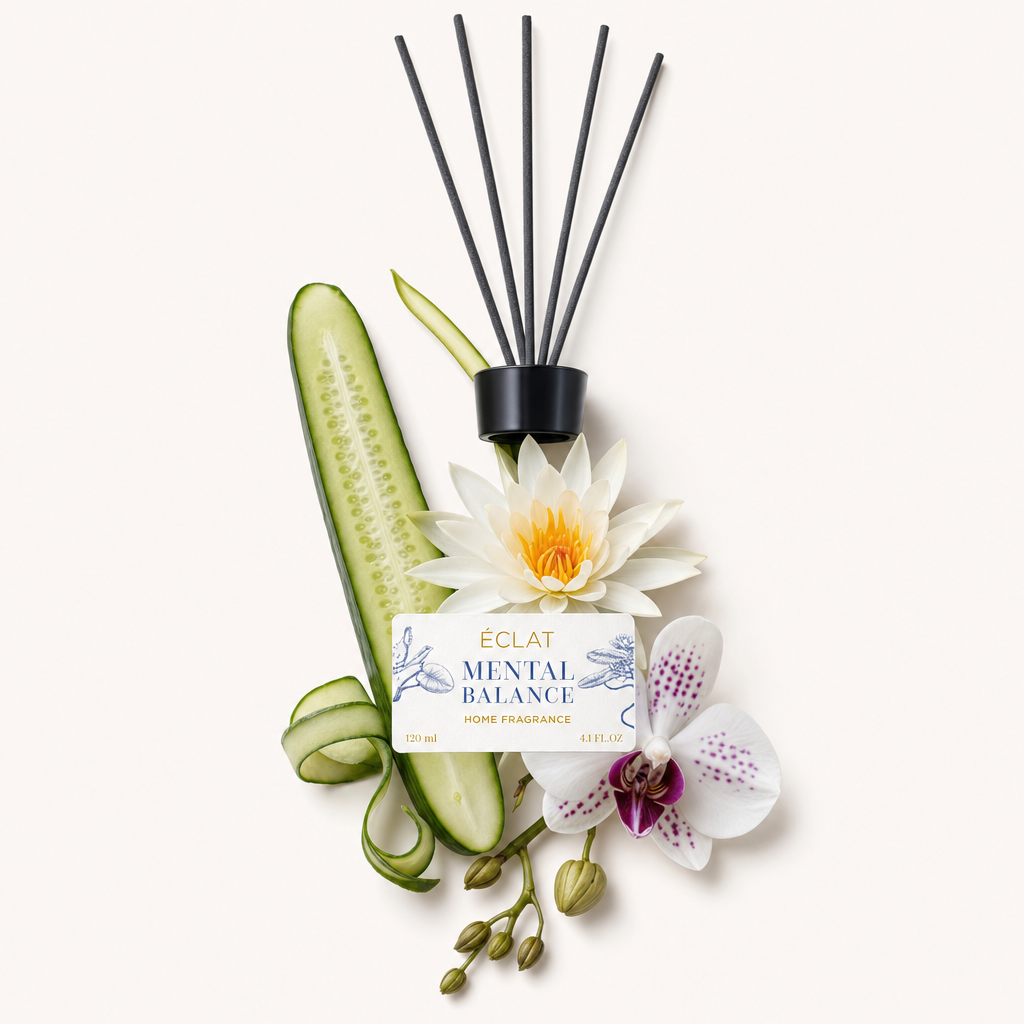 Ein Arrangement aus Gurkenscheiben, einer Lotusblüte und Orchideen umgibt eine schwarze Verschlusskappe mit ÉCLAT Mental Balance Etikett und Duftstäbchen.