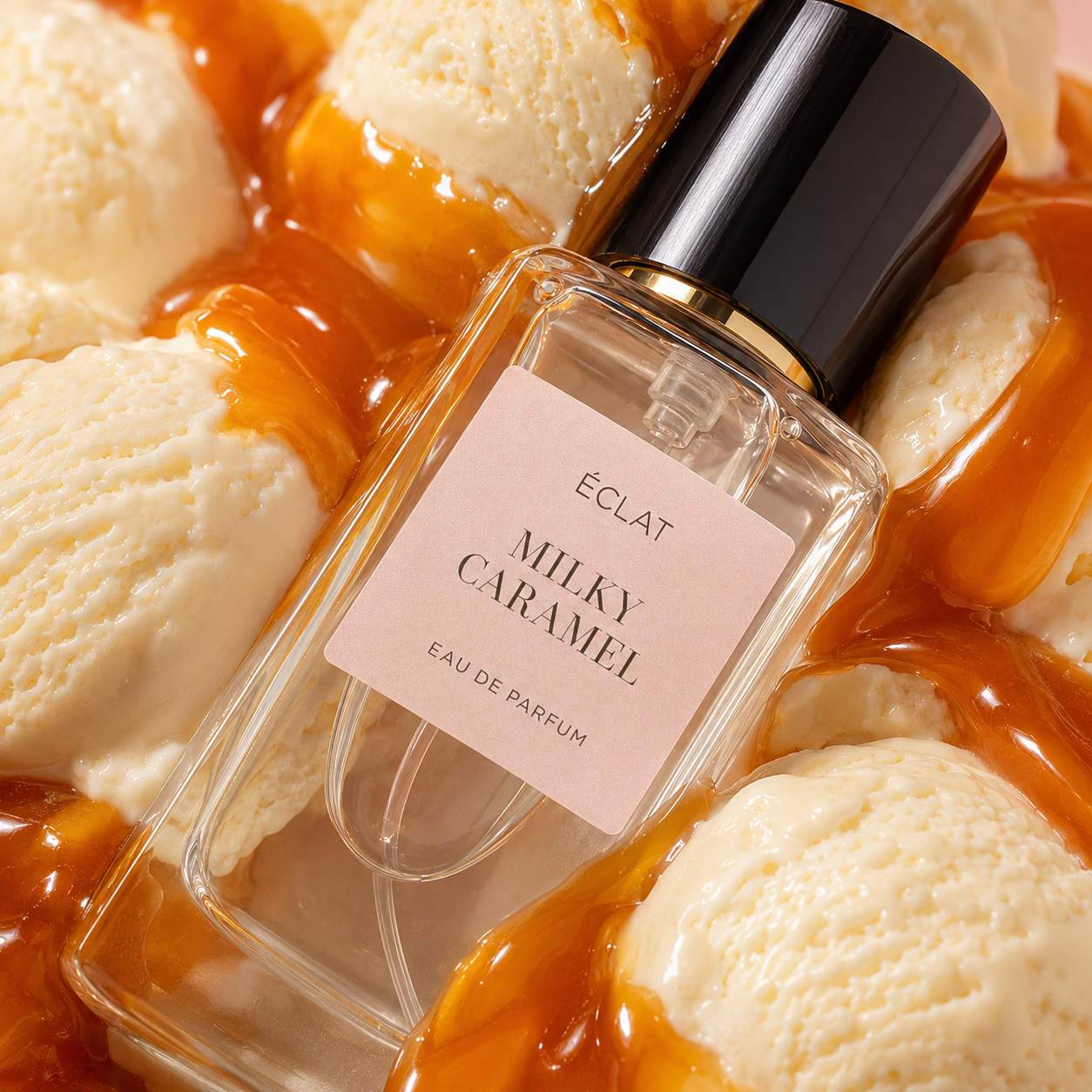 Ein facettierter Glasflakon von ÉCLAT Milky Caramel mit schwarzem Verschluss, ruht auf cremigen Kugeln, überzogen mit Karamell.