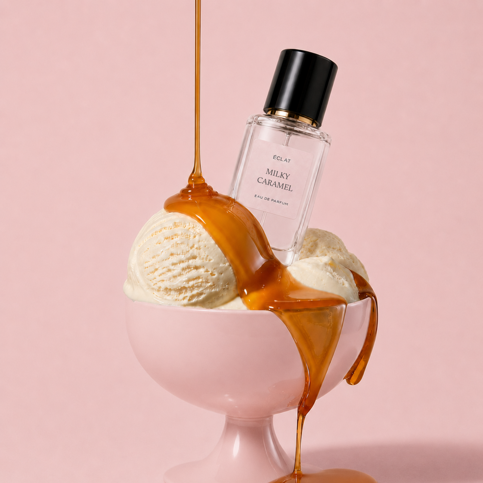 Ein facettierter Glasflakon ÉCLAT Milky Caramel ruht zwischen Vanilleeiskugeln in einer rosa Schale, übergossen von fließendem Karamell.