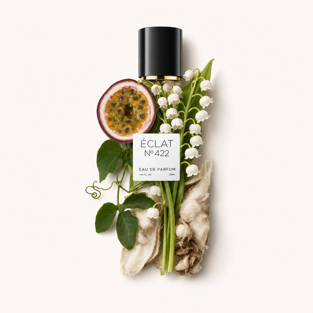 Ein künstlerisches Arrangement aus Passionsfrucht, Maiglöckchen und Wurzeln umgibt eine schwarze Kappe mit ÉCLAT-Etikett.