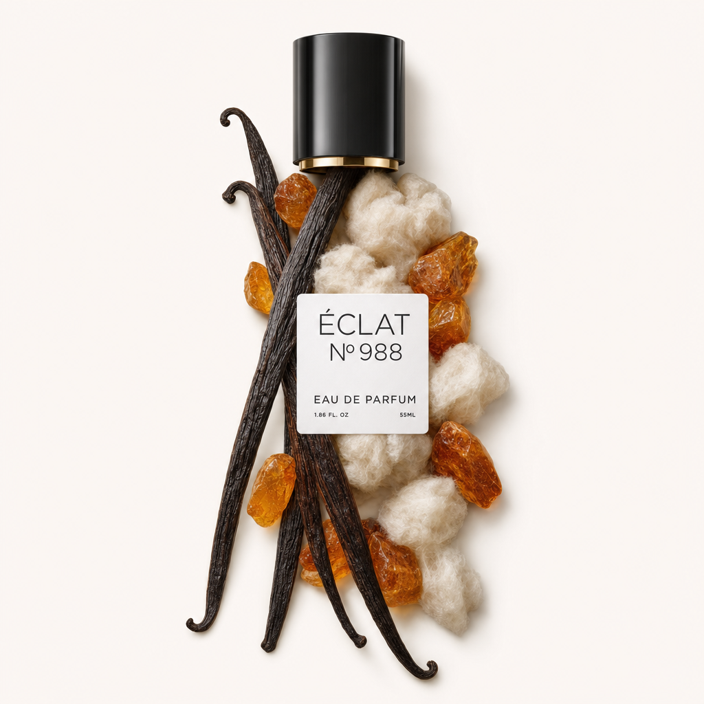 Ein Arrangement aus Vanilleschoten, Bernsteinstücken und Baumwollfasern umgeben eine schwarze Kappe mit goldenem Akzent, beschriftet mit ÉCLAT Musky Vanilla.