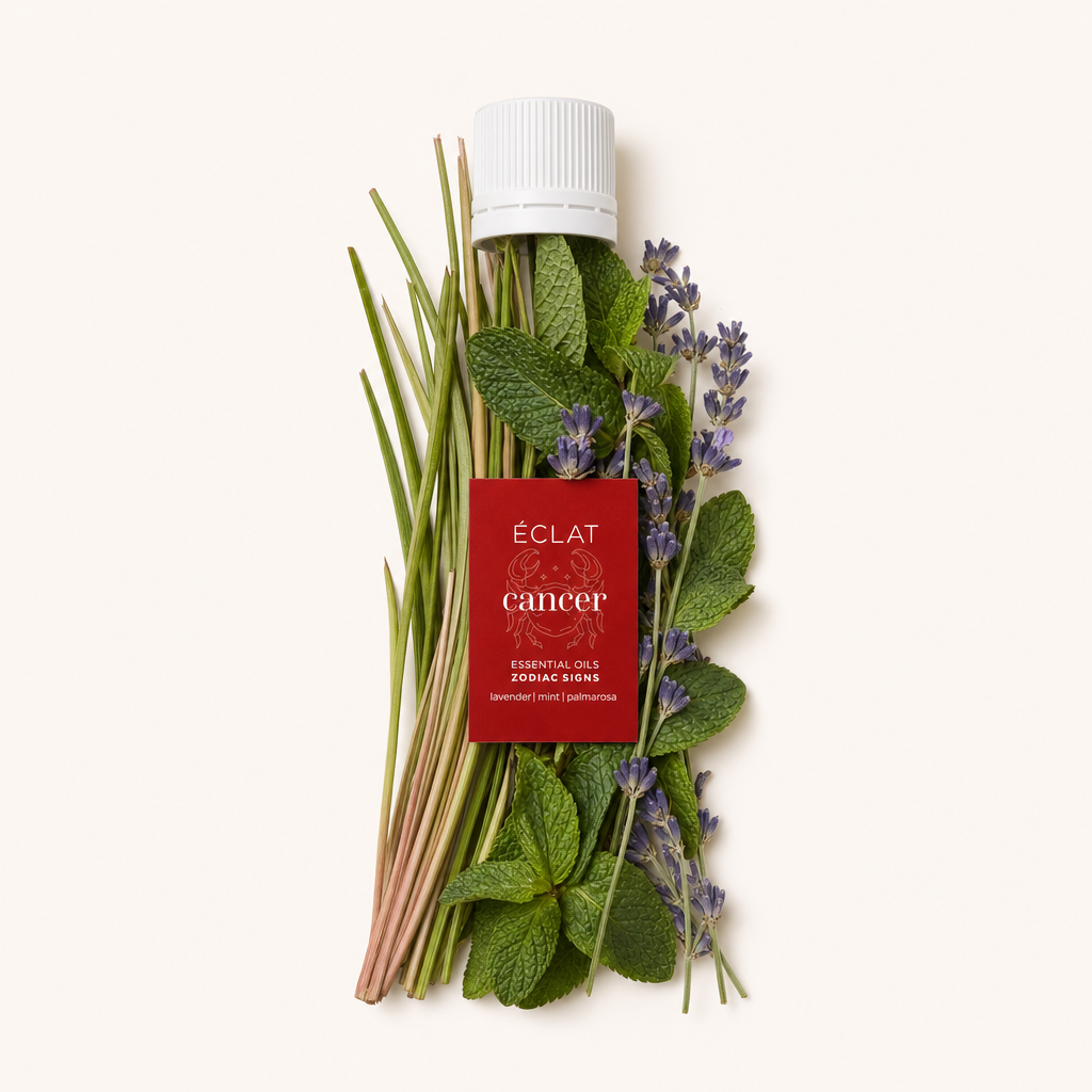 Ein Arrangement aus Lavendel, Minze und Zitronengras umgibt eine schwarze Kappe mit rotem Etikett und ÉCLAT-Branding.