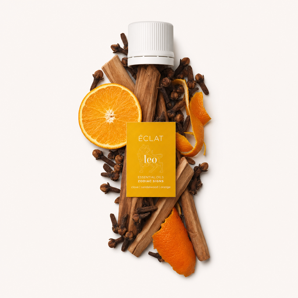 Ein Arrangement aus Orangenscheiben, Nelken und Sandelholzstiften mit einer schwarzen Kappe, beschriftet für ÉCLATs Sternzeichen Leo-Öl.