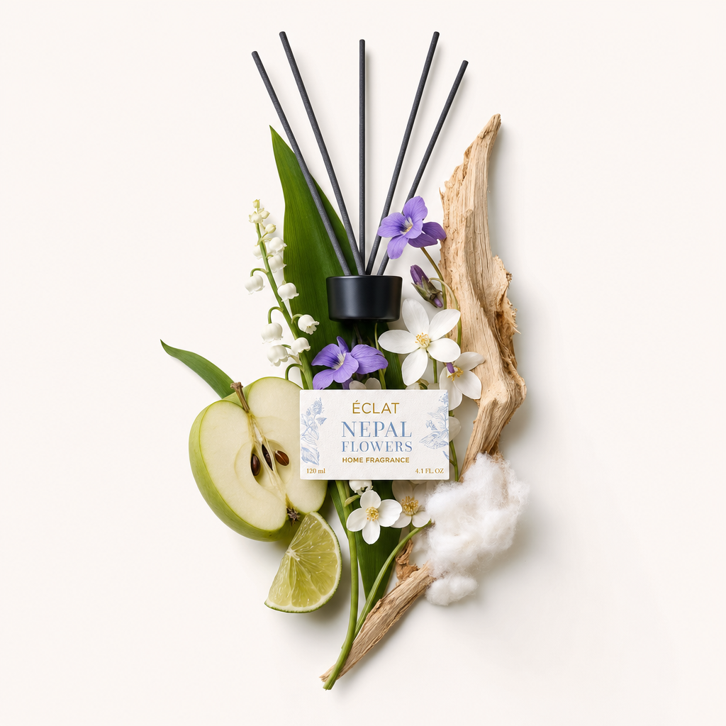Ein Arrangement der Duftnoten von Nepal Flowers mit frischen Apfelscheiben, Limette, Maiglöckchen, Veilchen und Holz, begleitet von einer schwarzen Verschlusskappe mit Etikett.