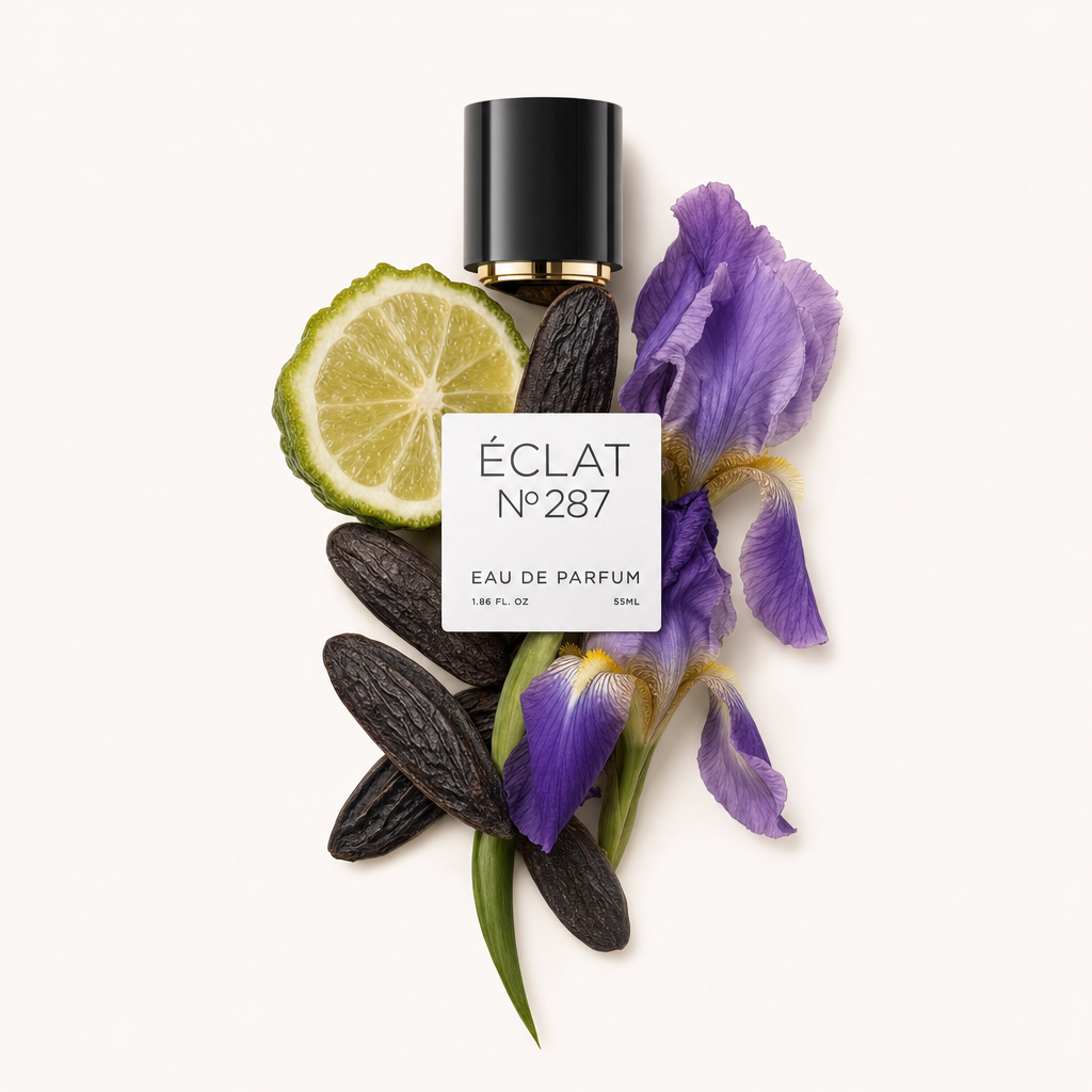 Ein Arrangement von Parfumzutaten für ÉCLAT Oriental Iris mit einer Limettenscheibe, Tonkabohnen und violetten Schwertlilien, dazu eine schwarze Kappe mit Etikett.