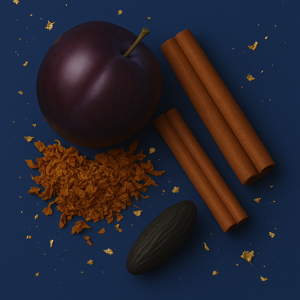 Eine Anordnung aus reifer Pflaume, Zimtstangen, Tonkabohne und Tabakblättern auf tiefblauem Hintergrund.