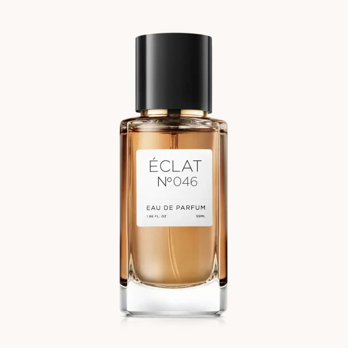 ÉCLAT Oud & Praline Parfüm in einem facettierten Glasflakon mit schwarzer Kappe und weißem Etikett.