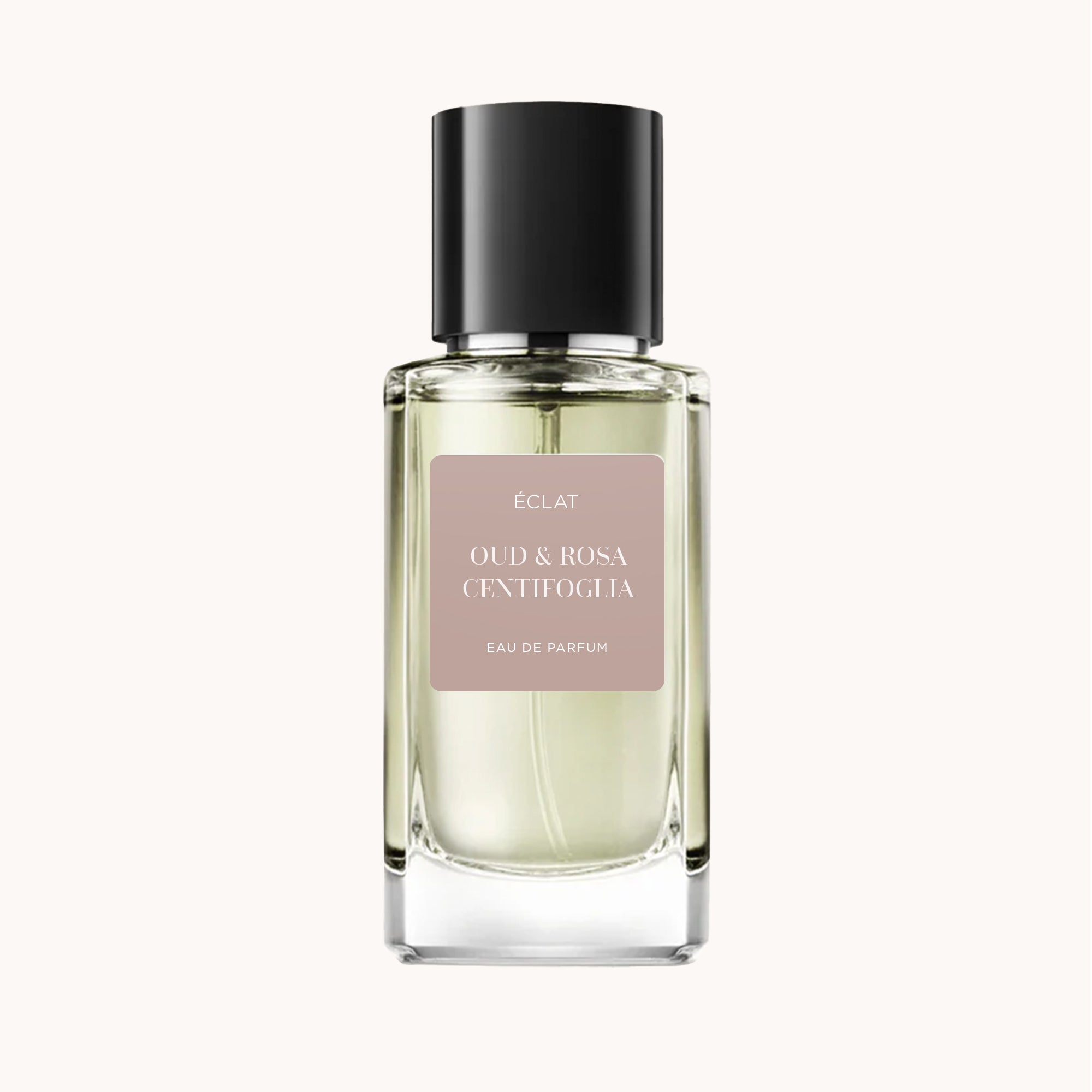 Der Duft ÉCLAT Oud & Rosa Centifolia in einem facettierten Glasflakon mit schwarzem Verschluss und mattem Etikett.