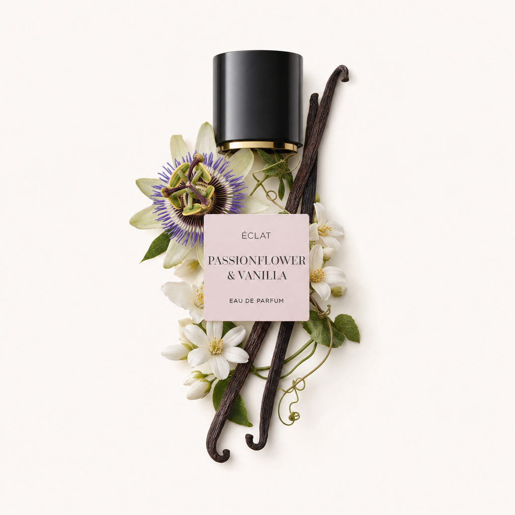 Ein Arrangement aus exotischen Passionsblumen und Vanilleschoten, darüber die schwarze Kappe von ÉCLAT mit Etikett.