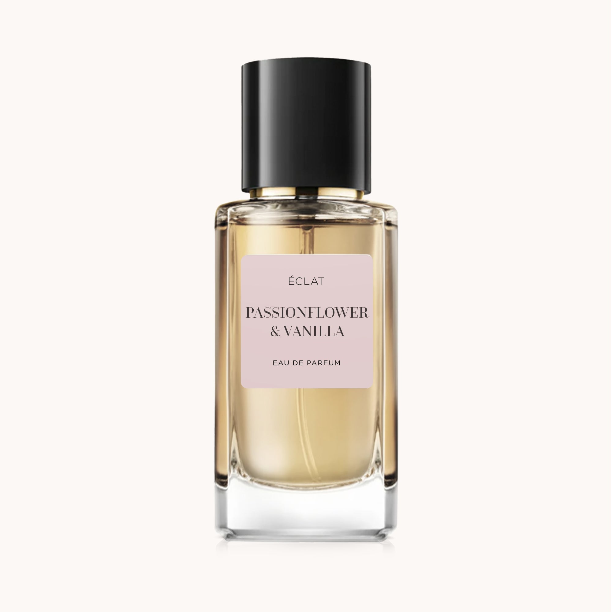 Facettierter Glasflakon von ÉCLAT Passionflower & Vanilla mit schwarzem Verschluss und rosa Etikett.