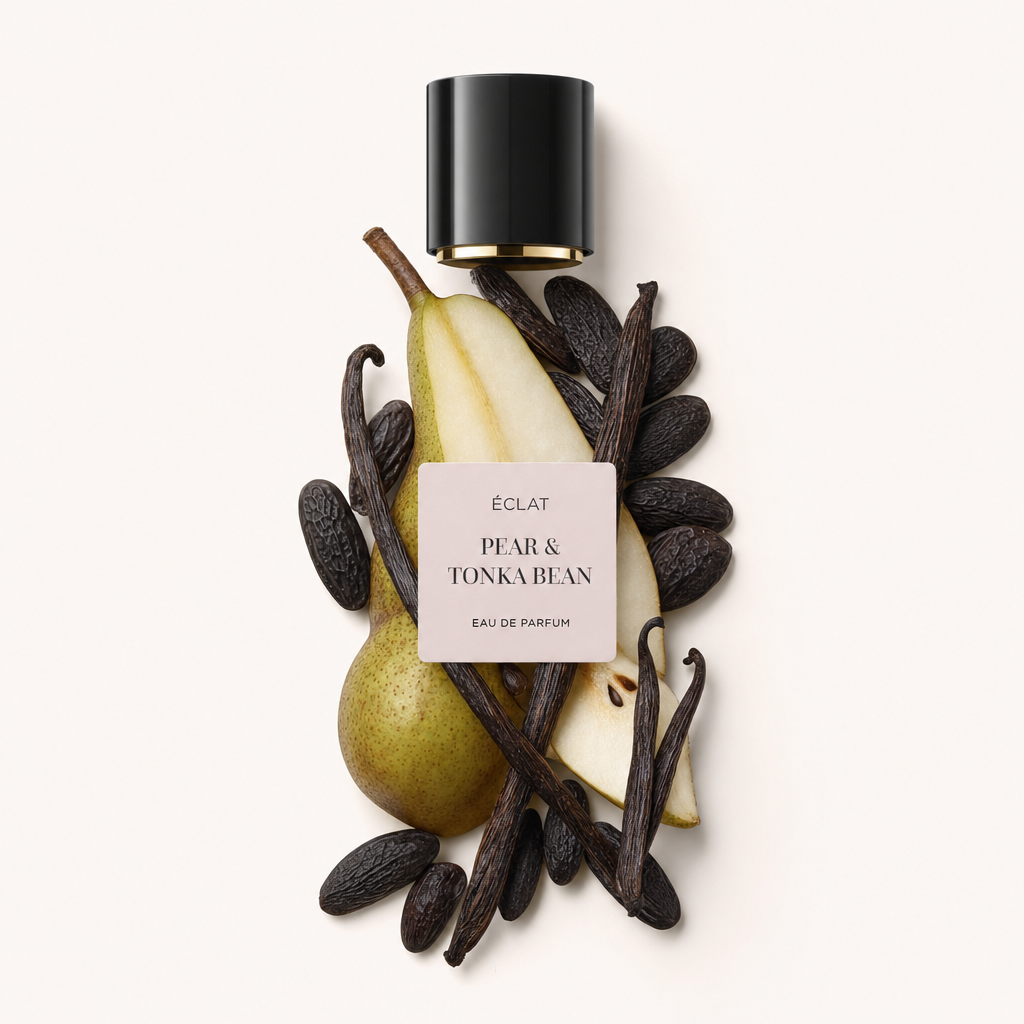 Ein Arrangement aus Birnenhälften und Tonkabohnen mit einer schwarzen Verschlusskappe und einem Etikett von ÉCLAT Pear & Tonka Bean.