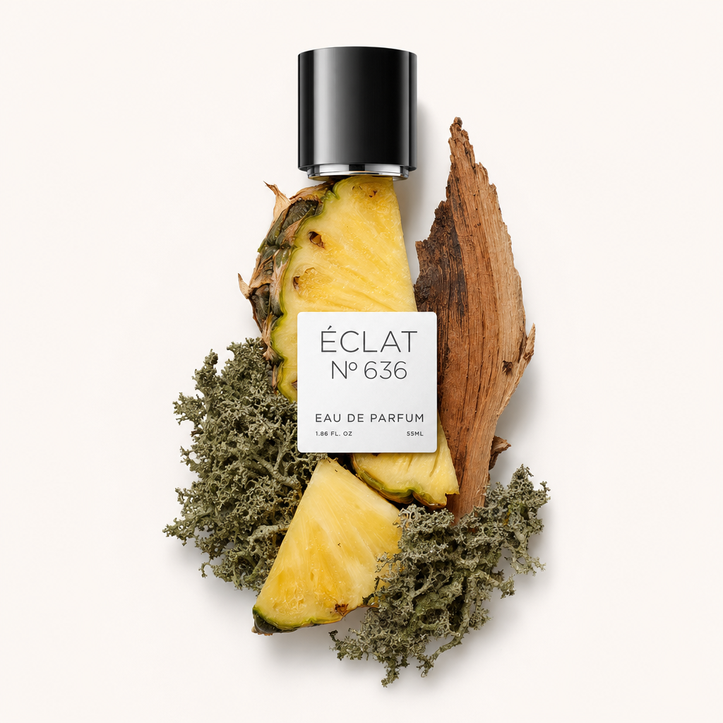 Ein Arrangement aus frischen Ananasstücken, Eichenmoos und Eichenrinde umgibt die originale schwarze Kappe mit ÉCLAT-Etikett.