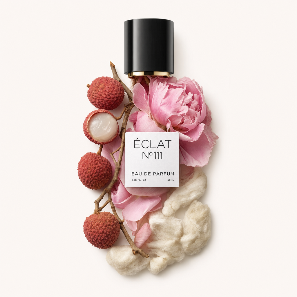 Ein Arrangement aus rosa Pfingstrosenblättern, ganzen und geöffneten Litschis sowie weicher Baumwolle neben der schwarzen ÉCLAT Kappe mit Etikett.